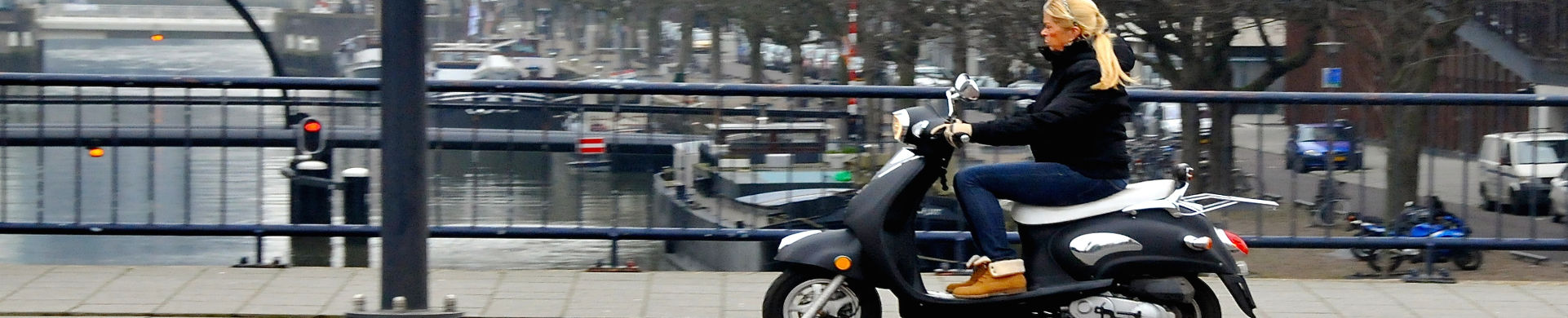 WWW 20170307lu Invloed brommers en scooters op luchtkwaliteit 1922x390 CC 2 0 FaceMePLS @Flickr